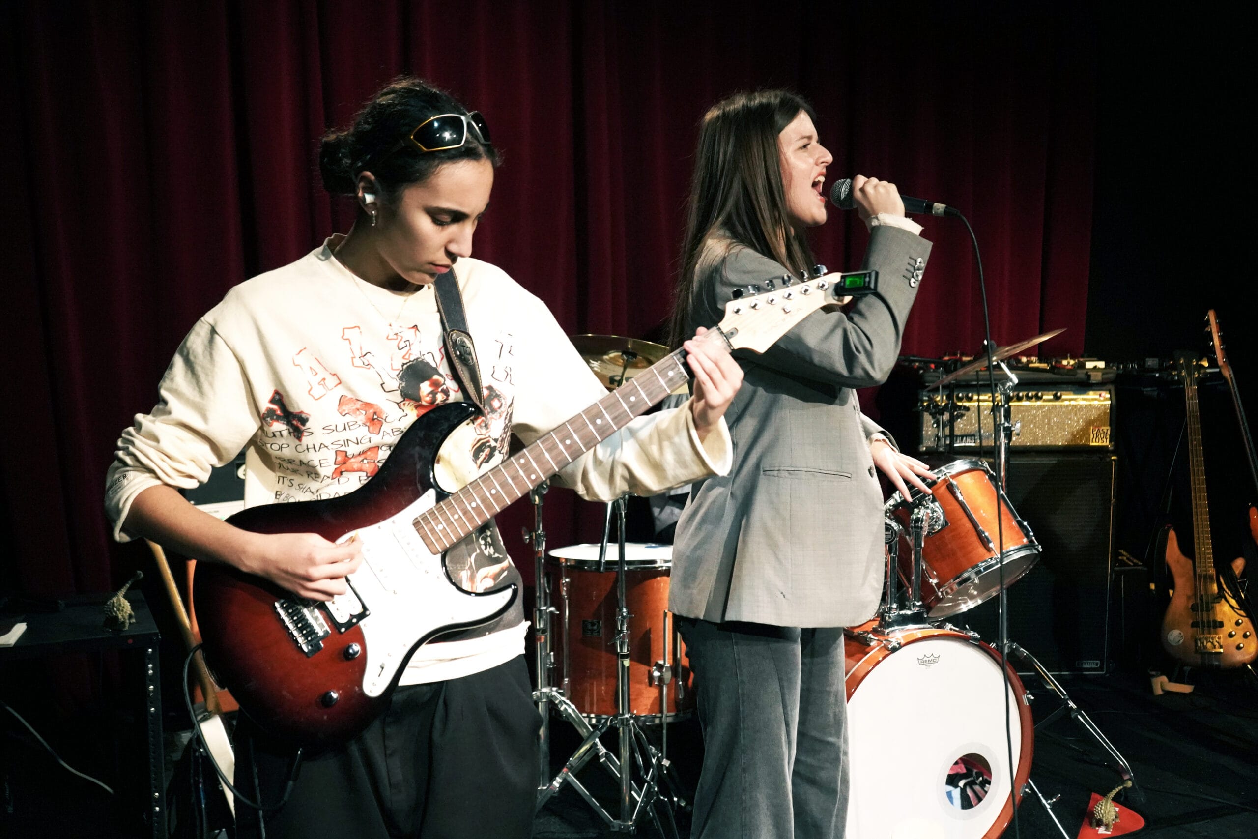 Zwei Bandcoaching Bandmitglieder beim Proben