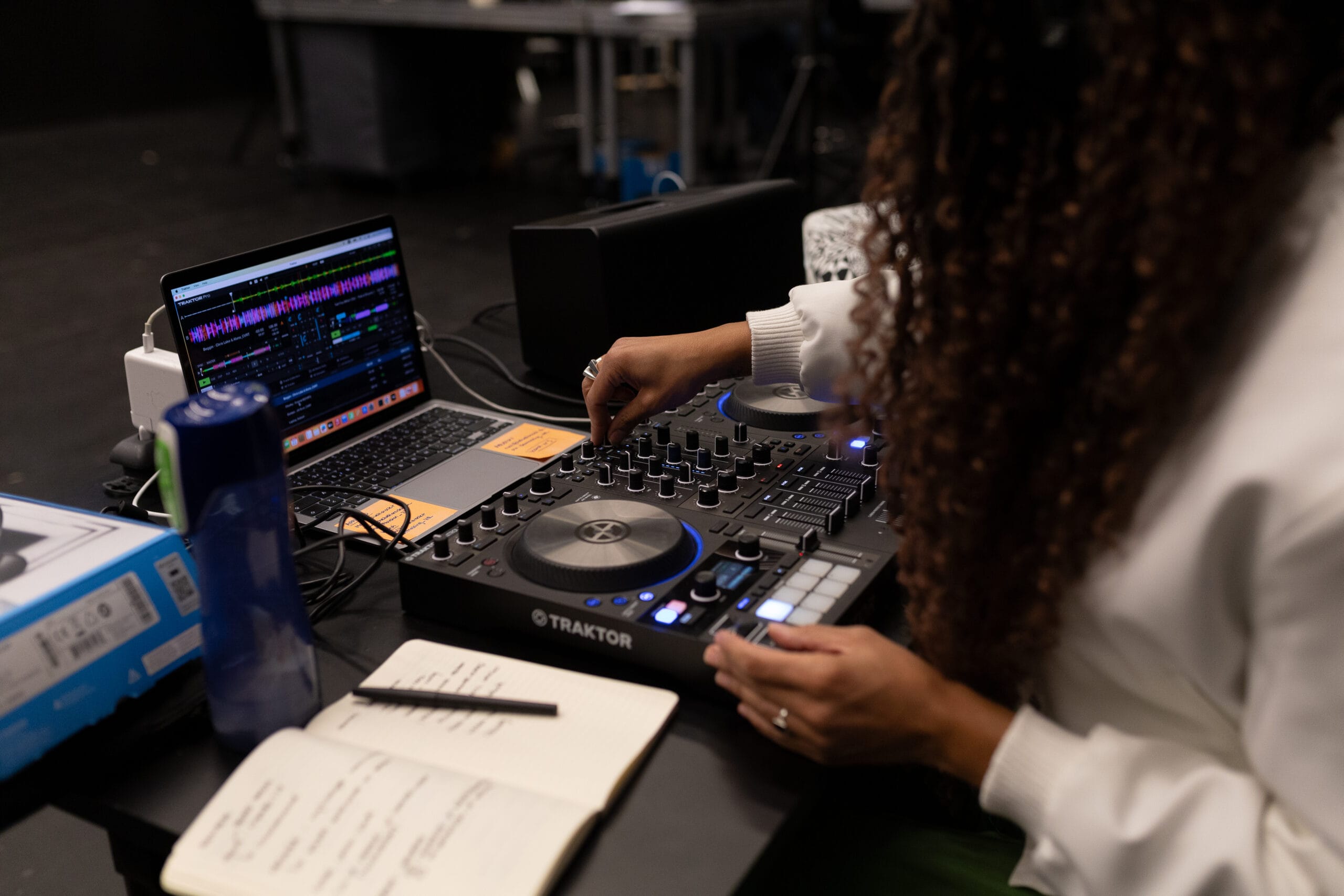 Person am DJing Controller bei DJing Workshop im Le Groove in genf 2024